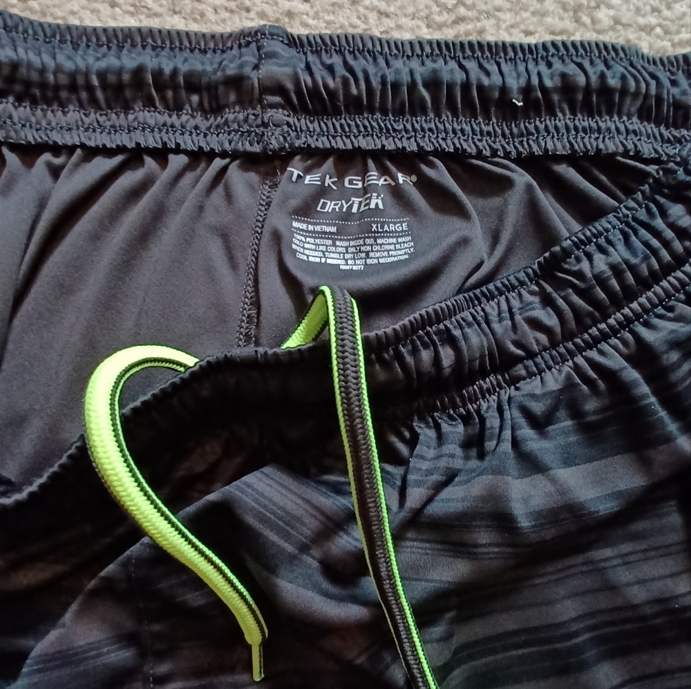 EUC Tek Gear Dry Tek Black Athletic Shorts - Men's Size XL - Picture 4 of 5